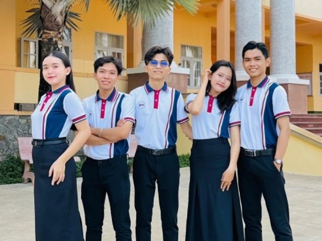 Xanh navy, trắng, đỏ đô, xám – thể hiện sự trưởng thành hơn